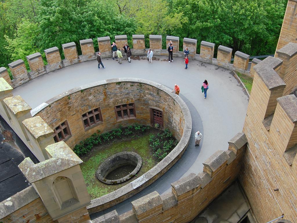 Besucher gehen zur Burg