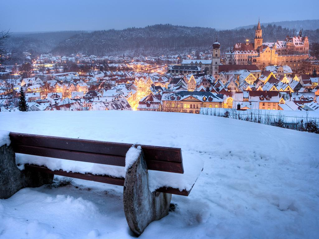 Blick auf das Schloss im Winter