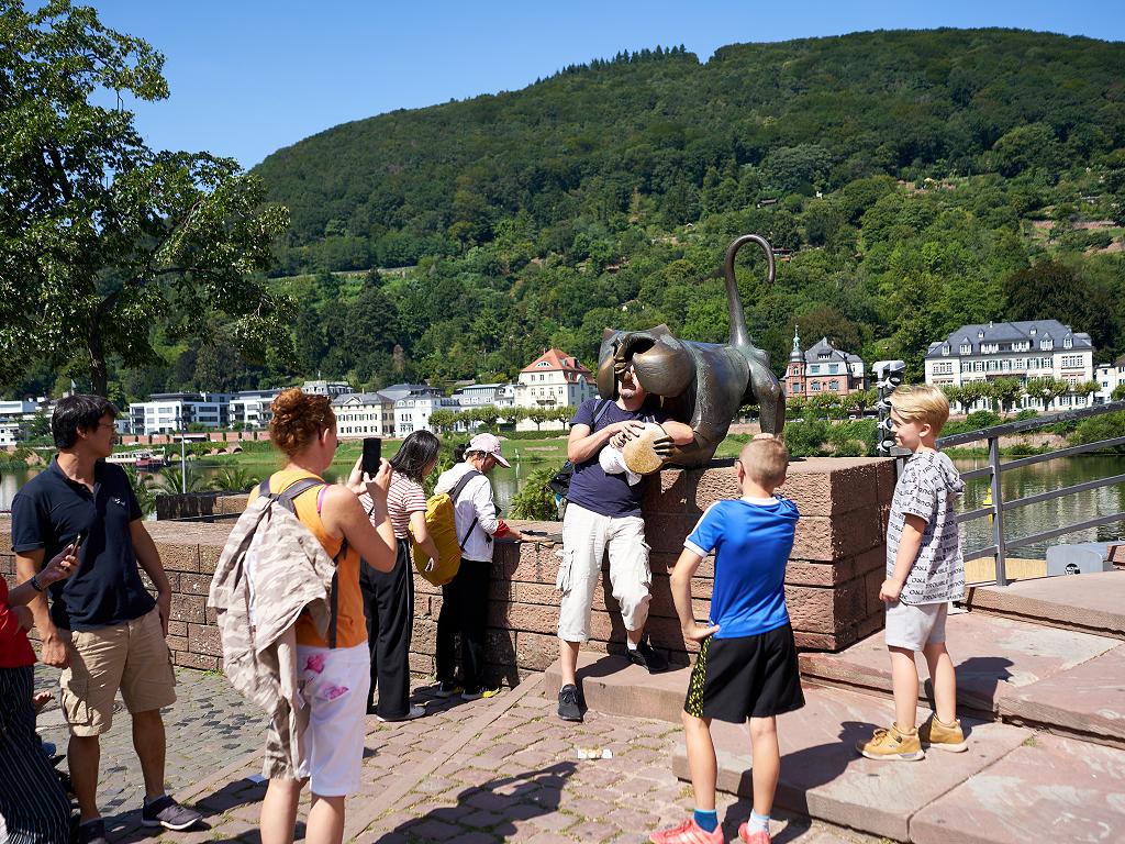 Touristen machen ein Foto vom Brückenaffen