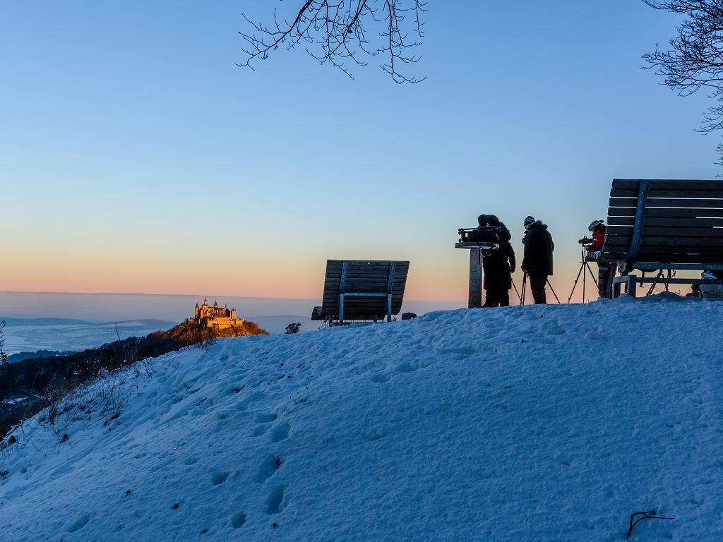 Touristen machen Fotos im Winter