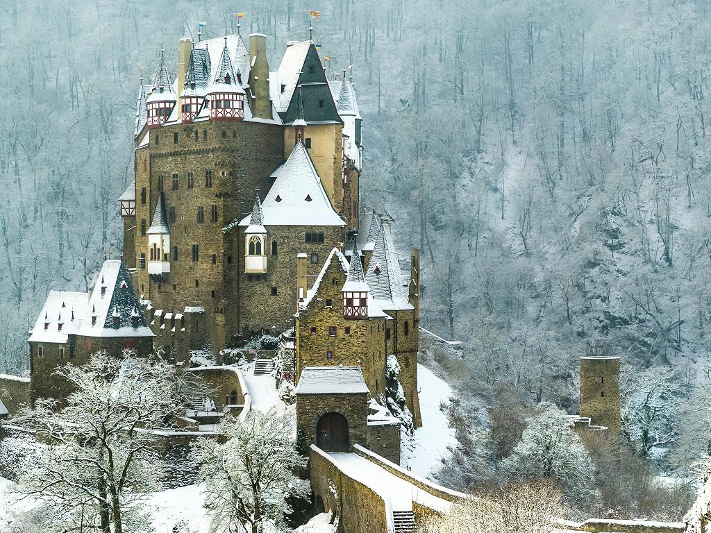 Schnee liegt auf der Burg