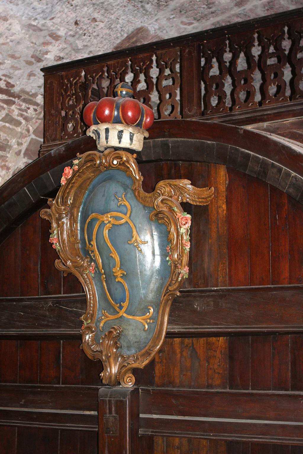 Beeindruckendes Wappen vor dem Fass