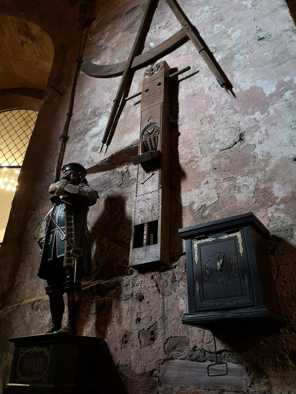 Eine Statue die Wein trinkt