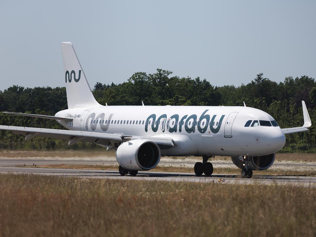 Ein Flugzeug landet gerade von Marabu Airlines